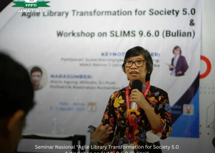 Pantjawati Sudarmaningtyas memberikan gambaran tentang “Agile Library Transformation for Society 5.0” kepada Pustakawan
