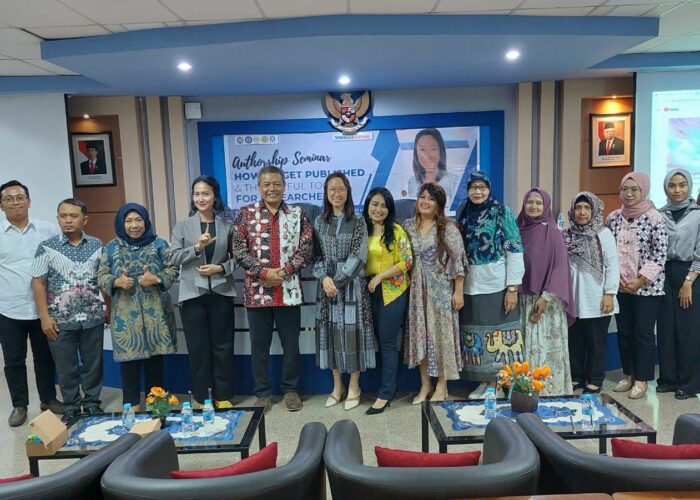 Pustakawan dan Wakil Dekan UPN Veteran Jawa Timur dalam mengikuti Authorship Seminar yang diadakan oleh ITS dan Springer