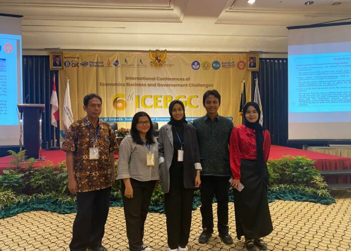 Pustakawan UPA Perpustakaan melakukan presentasi dalam acara International 6th Conforences of Economic Business and Government Challenges